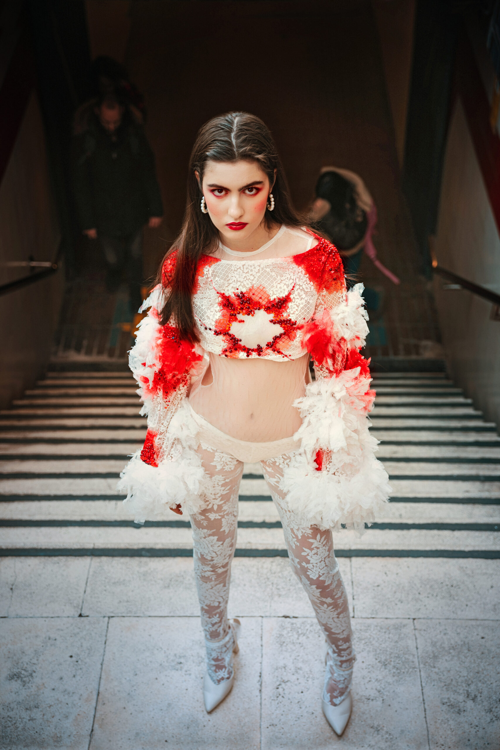 Fotrografia de Daniel Emperador que muestra una modelo vestida de blanco con adornos en rojo