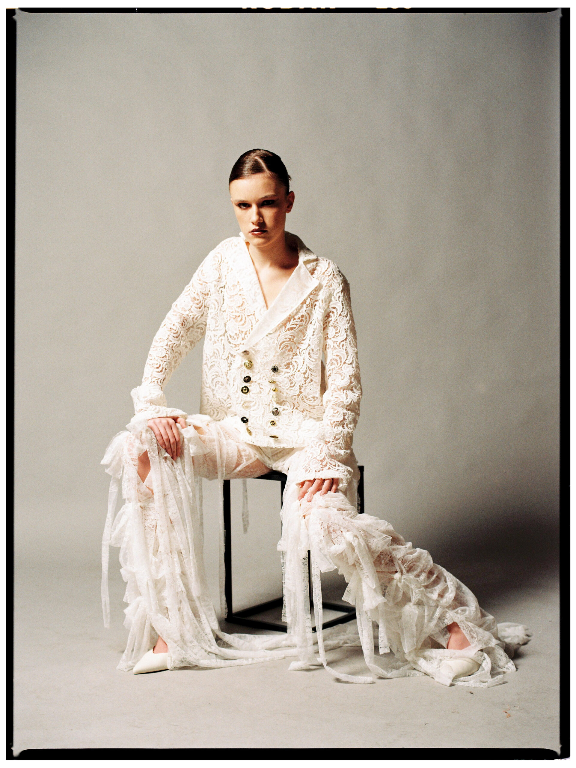 Fotografia de Charlie Gradoli - Fuestra una modelo sentada con vestida de blanco